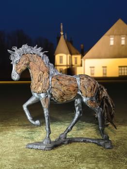 Pferd aus Teakwurzeln und Aluminium